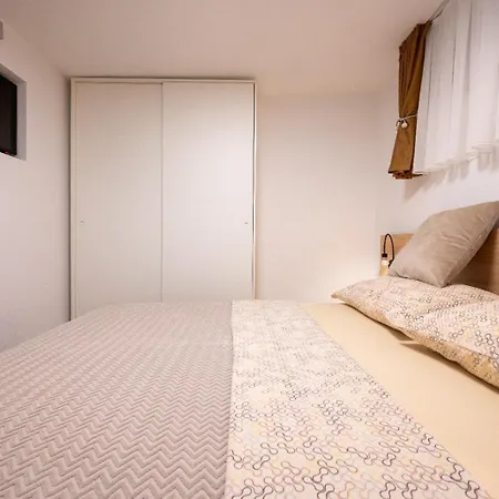 In Mastrinka With Loggia, Air Conditioning, Wifi 5159-2 * Trogir